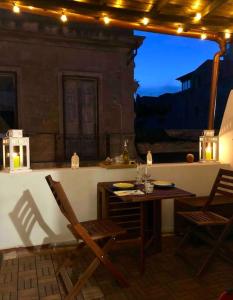 uma sala de jantar com uma mesa e duas cadeiras em Inner City History House em Cagliari