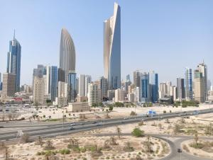 Blick auf eine Stadt mit Autobahn und Gebäuden in der Unterkunft City View Hotel- Managed by Arabian Link International in Kuwait