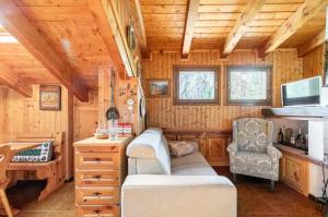 a room with a desk and a chair in a cabin at Chalet Pian della Velma in Giralba