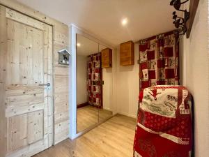 Una habitación con espejo y una cama en una habitación en Alpes Sweet Home - Résidence Le Signal A1 en L'Alpe-d'Huez
