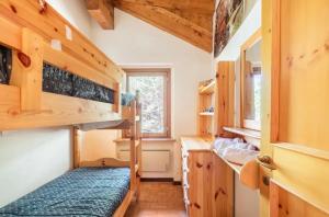 a bedroom with bunk beds in a tiny house at Chalet Pian della Velma in Giralba