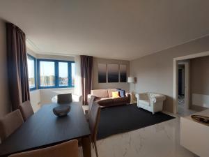 una sala de estar con una mesa y un sofá en Darsena Luxury apartments, en Viareggio