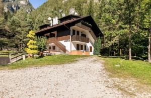 a house with a gravel road in front of it at Chalet Pian della Velma in Giralba
