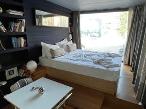 Posteľ alebo postele v izbe v ubytovaní So Athens - Studios and Apartments