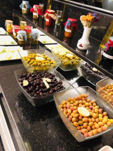 un buffet con muchos tipos diferentes de frutas en bandejas en Hotel La Bella Soma, en Soma