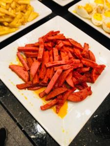 un plato blanco de zanahorias en una mesa en Hotel La Bella Soma, en Soma