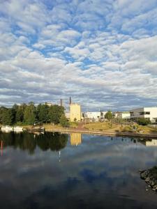 a large body of water with a city in the background at Paritalohuoneisto keskustassa in Valkeakoski