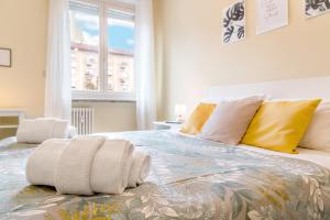 A bed or beds in a room at Appartamenti Vista Mole, Centro a 15 min - Luxury Suites & fast WiFi