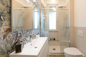 A bathroom at Appartamenti Vista Mole, Centro a 15 min - Luxury Suites & fast WiFi