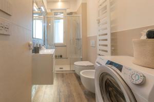 A bathroom at Appartamenti Vista Mole, Centro a 15 min - Luxury Suites & fast WiFi
