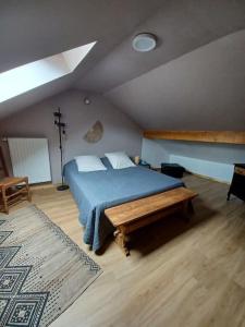 Ένα ή περισσότερα κρεβάτια σε δωμάτιο στο Logement dans un cadre apaisant à Moussey dans les Vosges