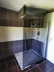 Ένα μπάνιο στο Logement dans un cadre apaisant à Moussey dans les Vosges