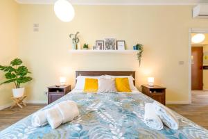 A bed or beds in a room at Appartamenti Vista Mole, Centro a 15 min - Luxury Suites & fast WiFi