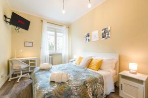 A bed or beds in a room at Appartamenti Vista Mole, Centro a 15 min - Luxury Suites & fast WiFi