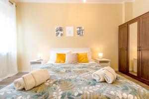 A bed or beds in a room at Appartamenti Vista Mole, Centro a 15 min - Luxury Suites & fast WiFi