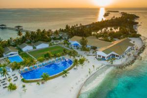 eine Luftansicht eines Resorts am Strand in der Unterkunft South Palm Resort Maldives with First-ever floating Spa in Midu