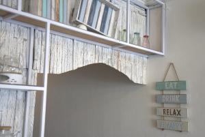 półka z książkami na ścianie w obiekcie Aiwan Hostel & Luggage storage w mieście Sanur