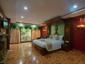 1 dormitorio con cama y ventana grande en NRS Royal Palace, en Puri