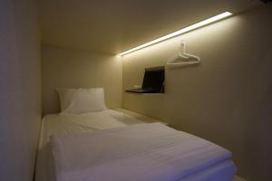 En eller flere senge i et værelse på Aiwan Hostel & Luggage storage