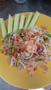 une plaque jaune de nourriture avec crevettes et légumes dans l'établissement OK2 Mamajim Bungalows, à Koh Tao