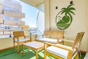 2 sillas y una mesa en el balcón en Apart Port Arenal con terraza y piscina en Burriana
