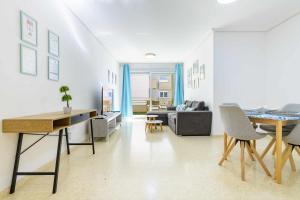 Posezení v ubytování Apart Port Arenal con terraza y piscina