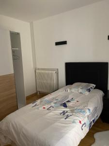 A bed or beds in a room at Le Cosy, Appartement Chaleureux 2 chambres