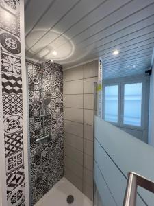A bathroom at Le Cosy, Appartement Chaleureux 2 chambres