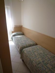 リド・ディ・イエゾロにあるRubinoの窓付きの客室で、ベッド2台が備わります。