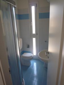 リド・ディ・イエゾロにあるRubinoのバスルーム(トイレ、洗面台付)