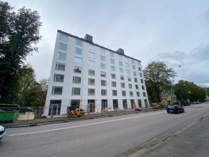 赫爾辛基的住宿－A new apartment in Helsinki，街道边的白色建筑