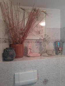 półka z wazami i wiatrak w łazience w obiekcie Domus underground w mieście Ripa Teatina
