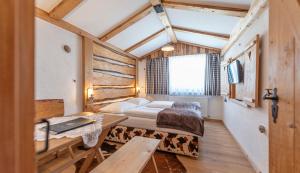 ein Schlafzimmer mit einem Bett und einem Tisch in einem Zimmer in der Unterkunft Berggasthof Edelweiss in Ebensee
