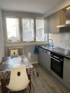 A kitchen or kitchenette at Le Cosy, Appartement Chaleureux 2 chambres