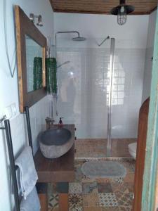 bagno con vasca, doccia e lavandino di Casa rural La Libelula Ayna a Ayna
