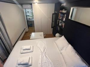 Ένα ή περισσότερα κρεβάτια σε δωμάτιο στο So Athens - Studios and Apartments