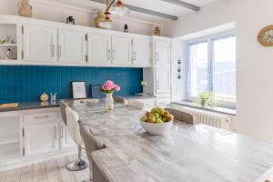 a kitchen with a large marble table with a bowl of fruit at Gîte de Loguivy de la Mer in Ploubazlanec