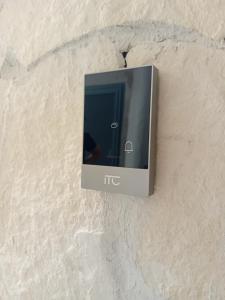 ein Fernseher an der Seite einer Wand in der Unterkunft Cantovì in Bari
