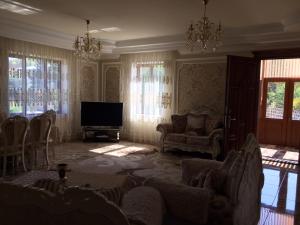 Un televizor și/sau centru de divertisment la Villa Kecharetsi