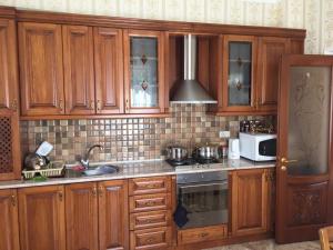 O bucătărie sau chicinetă la Villa Kecharetsi