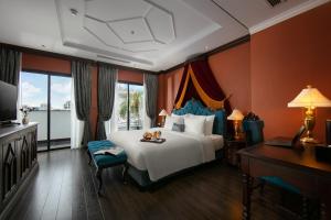 Ένα ή περισσότερα κρεβάτια σε δωμάτιο στο Le Chanvre Hanoi Hotel & Spa +94 φωτογραφίες
