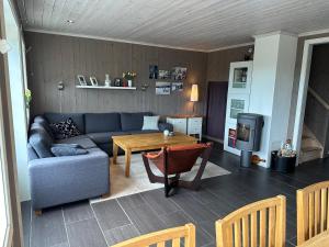 salon z kanapą i stołem w obiekcie Vrådal Panorama - Flott hytte på toppen w mieście Sinnes