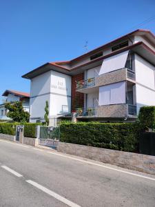 un edificio al lado de una calle en Casa vacanza Orio al Serio Bergamo, en Orio al Serio