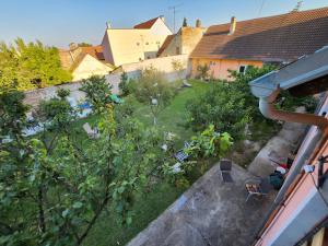 Blick auf den Garten vom Balkon eines Hauses in der Unterkunft Gold in Bela Crkva