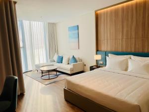 a hotel room with a bed and a couch at Homstay A LA CARTE HẠ LONG 1PN in Ha Long +16 photos