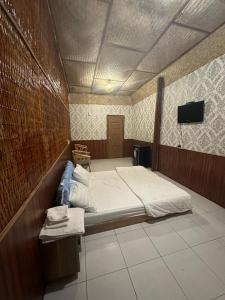 a bedroom with a bed and a tv on a wall at HomeStay 888 in Can Tho