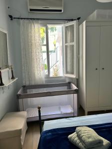 A bed or beds in a room at Cozy house with backyard at Iraklio Attikis