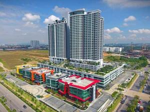 une vue aérienne sur un grand bâtiment avec des bâtiments dans l'établissement Southkey Mosaic near Midvalley-B33 bathtub & Mahjong- Super High floor, à Johor Bahru