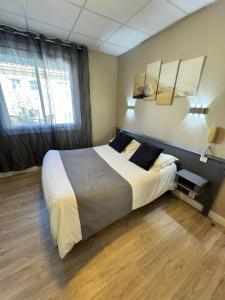 Postel nebo postele na pokoji v ubytování Logis Hotel Restaurant le Mirador