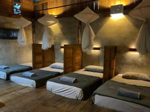 - 3 lits dans une chambre dotée de parquet dans l'établissement Cabinthai, à Mae Chaem
